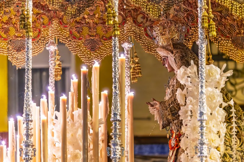 Esperanza macarena, ornate canopy paso, madrugá, seville holy week